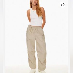 Aritzia TNA Squad Pocket Cargo Pants in Beige XS